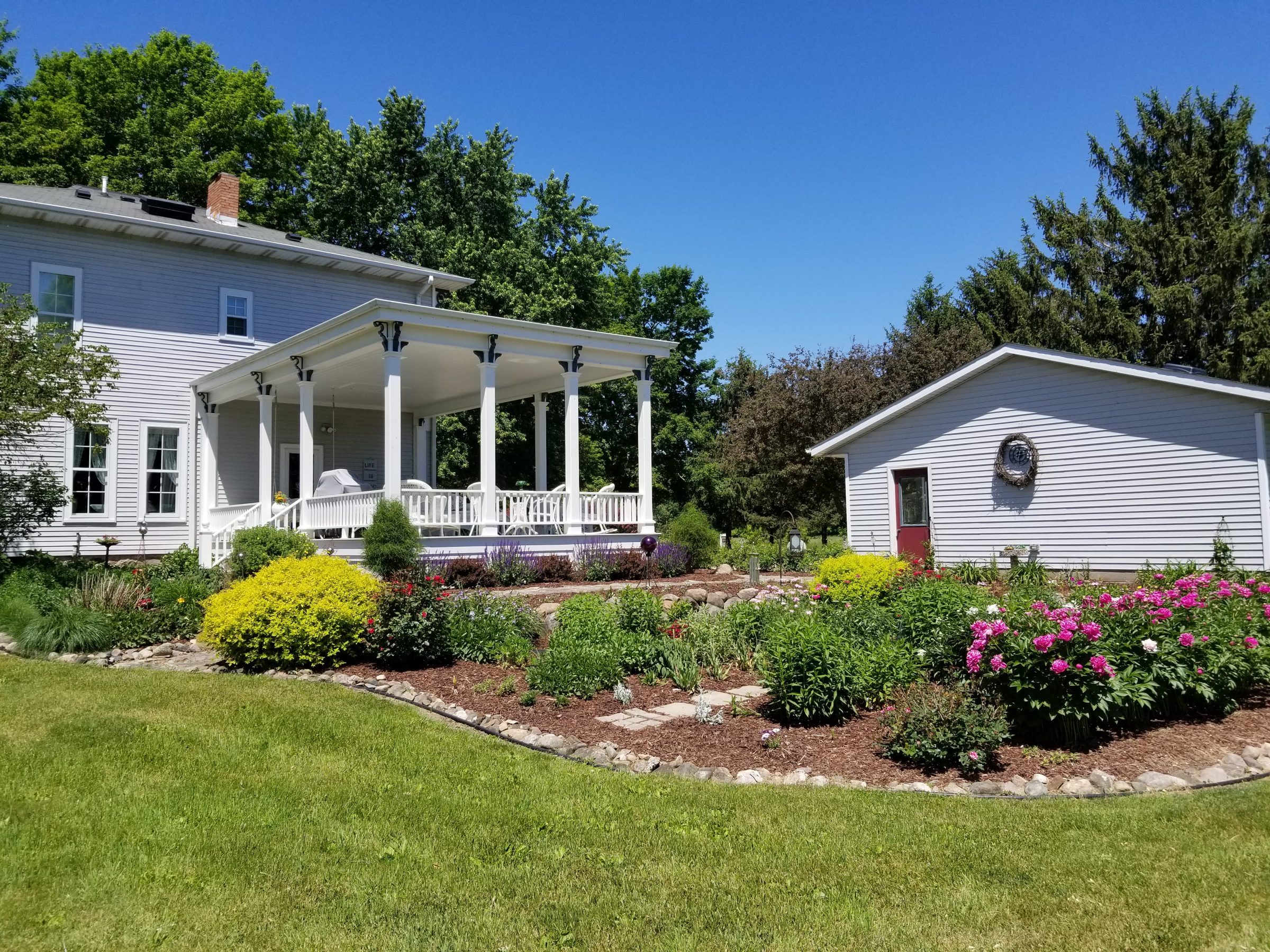 Charming house with garden and porch view.